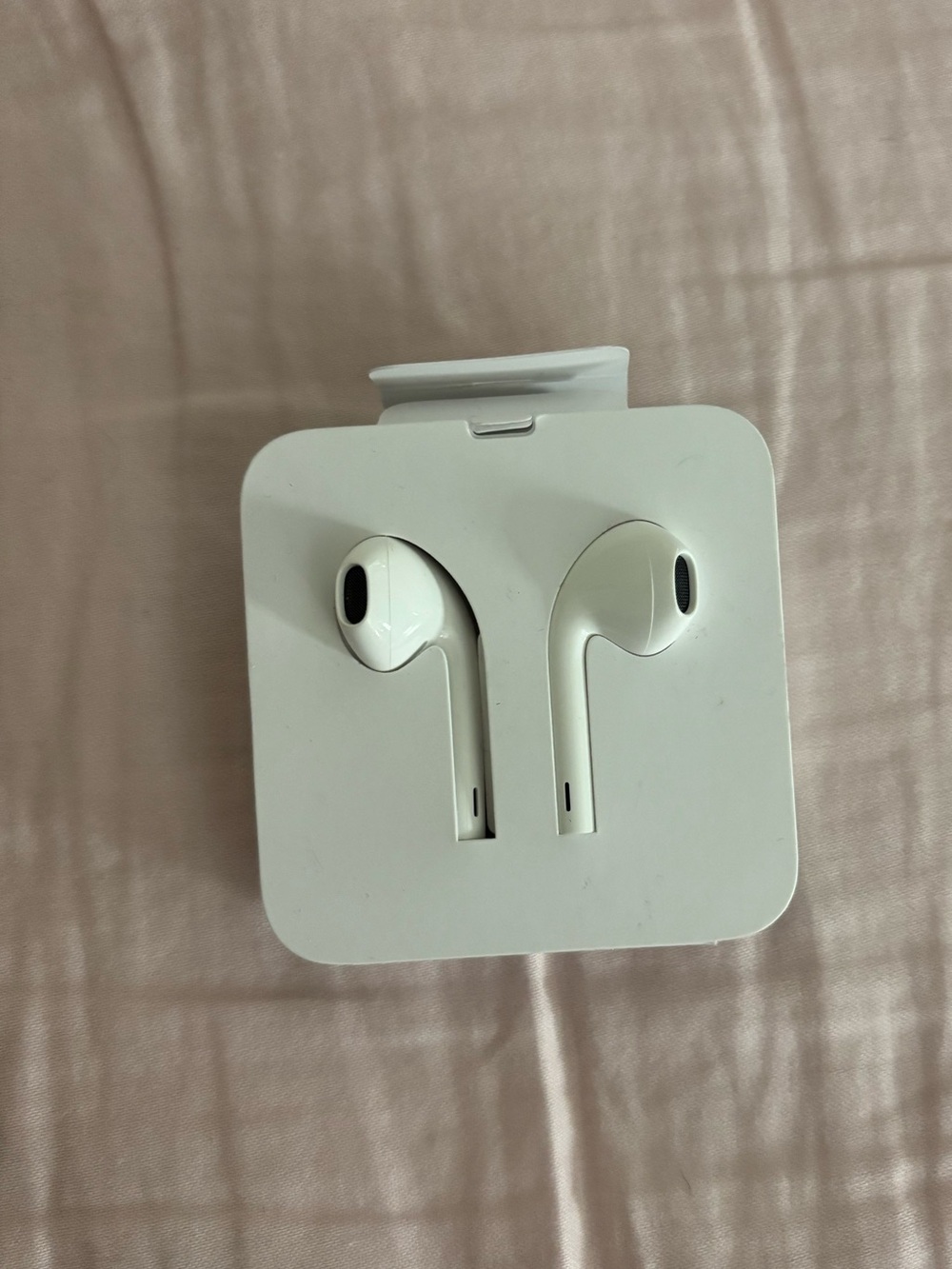 NWOT apple wired earpods original headphones !